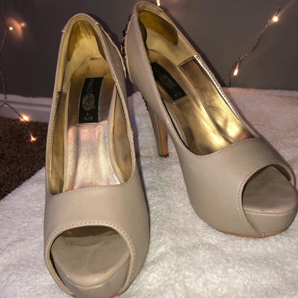Heels - Picture 2 of 4